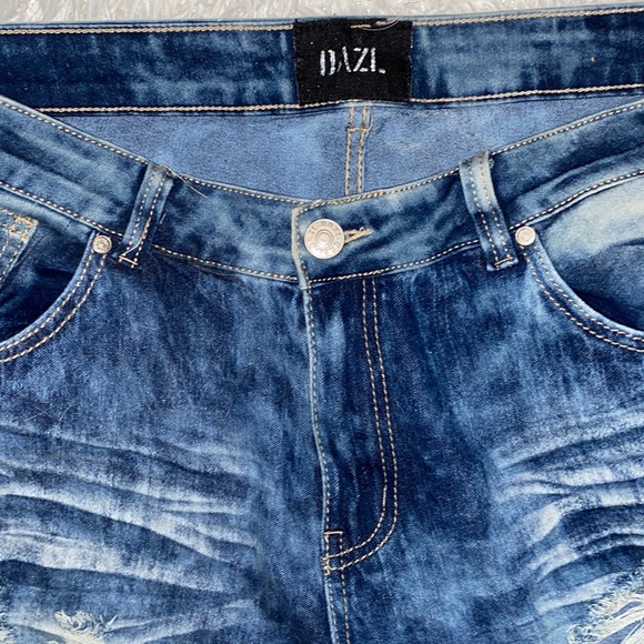 Women’s DAZL  Distressed Jeans - Picture 6 of 11